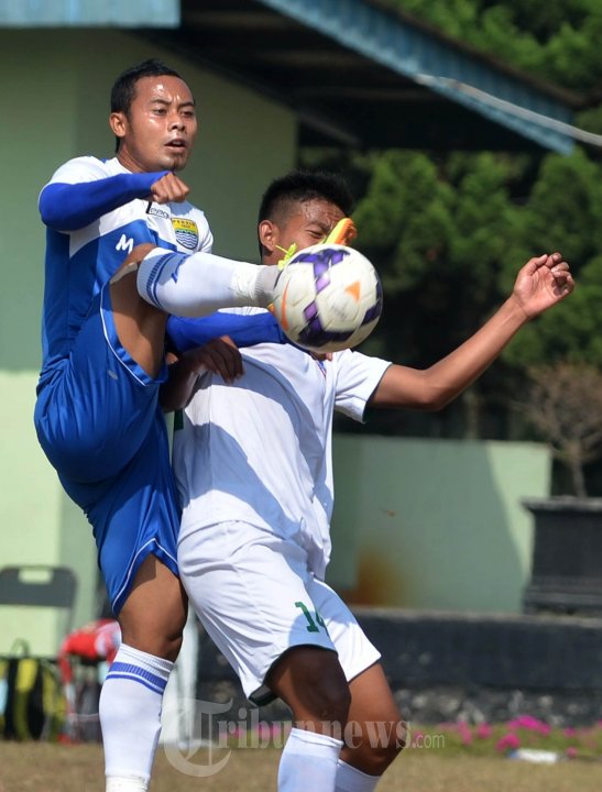 Pemain Persib Berusaha Nerjang Bola Pemain PSKC