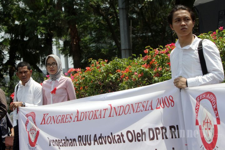Unjuk Rasa Dukung RUU Advokat