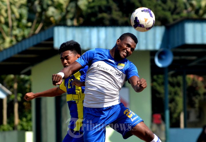 Djibril Coulibaly Sundul Bola Dikawal Musuh