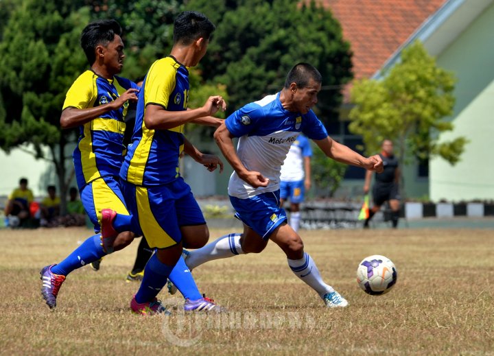 Tantan Berusaha Memotong Bola Giringan Lawan