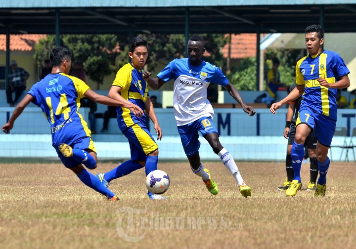 Makan Konate Berusaha Loloskan Diri Dari Lawan