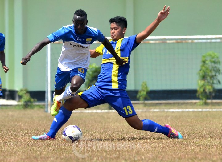 Makan Konate Berusaha Menghindari Kaki Lawan