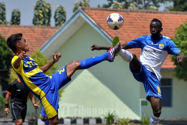 Makan Konate Berusaha Terjang Bola Lawan