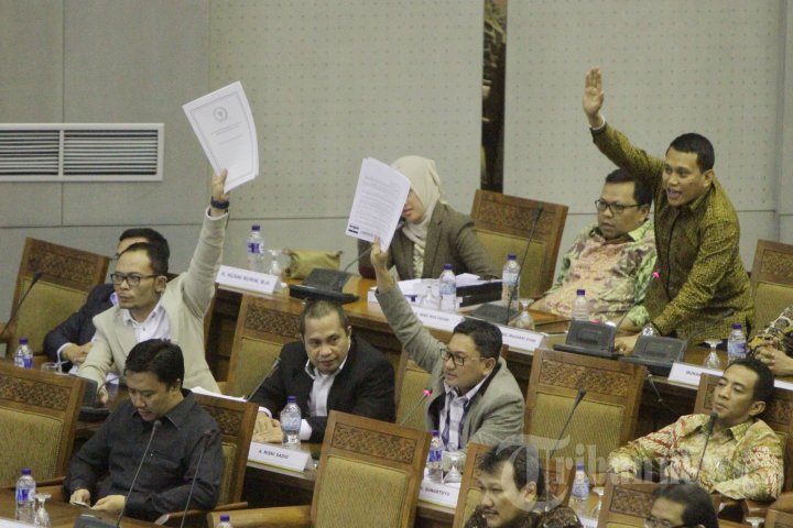 Sidang Paripurna RUU Pilkada Ricuh