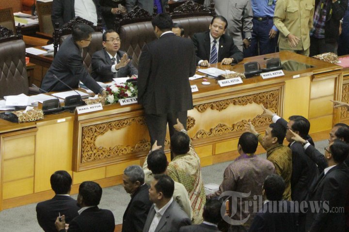 Sidang Paripurna RUU Pilkada Ricuh