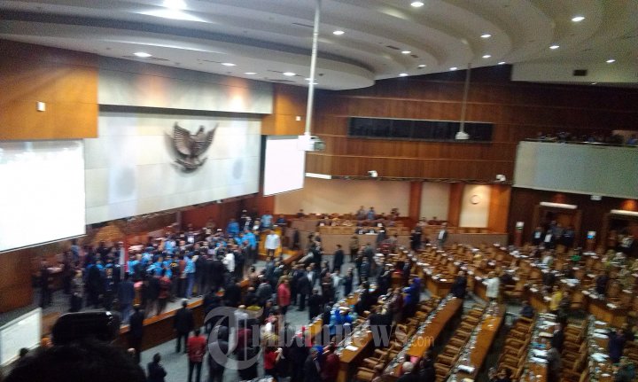 Sidang Paripurna Ricuh