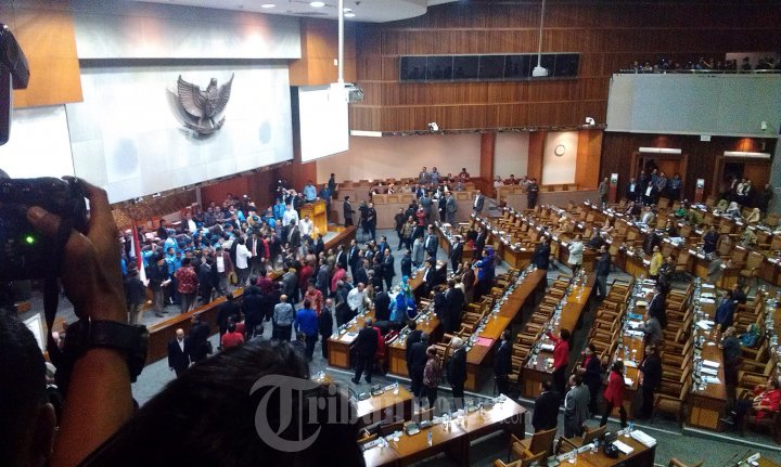 Sidang Paripurna Ricuh