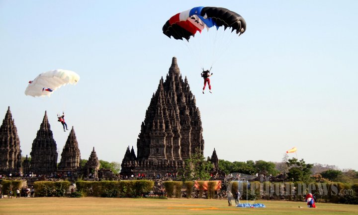 Panglima TNI Sematkan Wing Kehormatan Free Fall