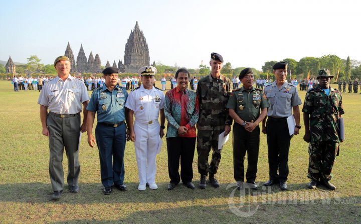 Panglima TNI Sematkan Wing Kehormatan Free Fall