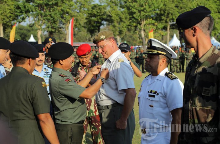 Panglima TNI Sematkan Wing Kehormatan Free Fall