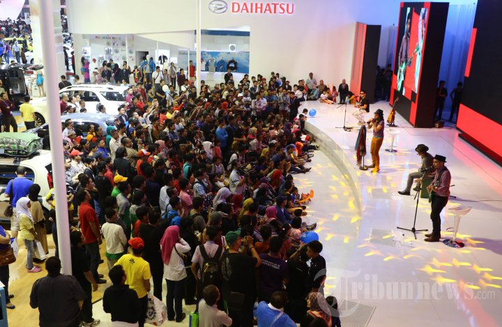 Ribuan Pengunjung Padati IIMS 2014