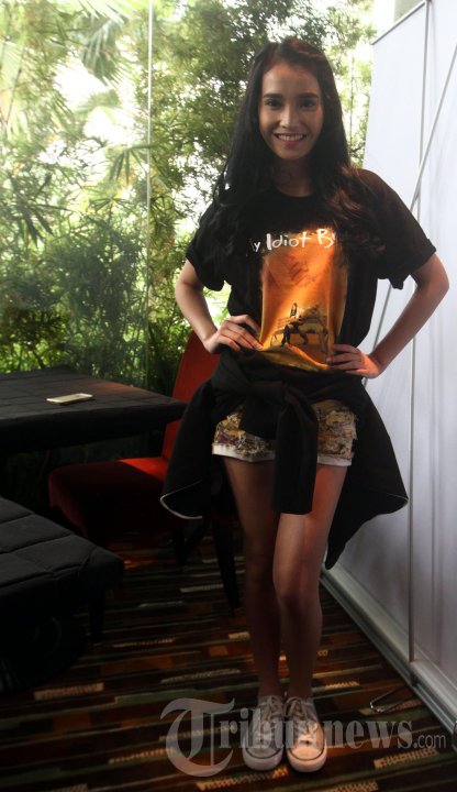 Pemain film pendatang baru Adila Fitri saat menghadiri acara press screening film terbarunya yang berjudul 'My Idiot Brother' di kawasan Epicentrum, Kuningan, Jakarta Selatan, Senin (29/9/2014). Adila FItri berperan sebagai Angle sosok adik yang memiliki kakak punya keterbelakangan mental 