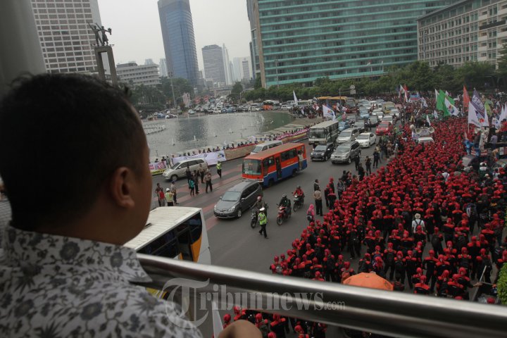 Unjuk Rasa Buruh Tuntut Kenaikan Upah