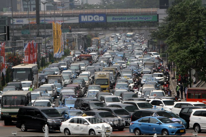 Unjuk Rasa Buruh Tuntut Kenaikan Upah