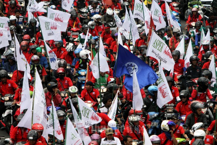 Unjuk Rasa Buruh Tuntut Kenaikan Upah