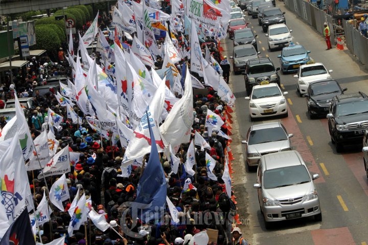 Unjuk Rasa Buruh Tuntut Kenaikan Upah