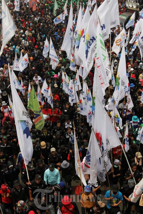Unjuk Rasa Buruh Tuntut Kenaikan Upah