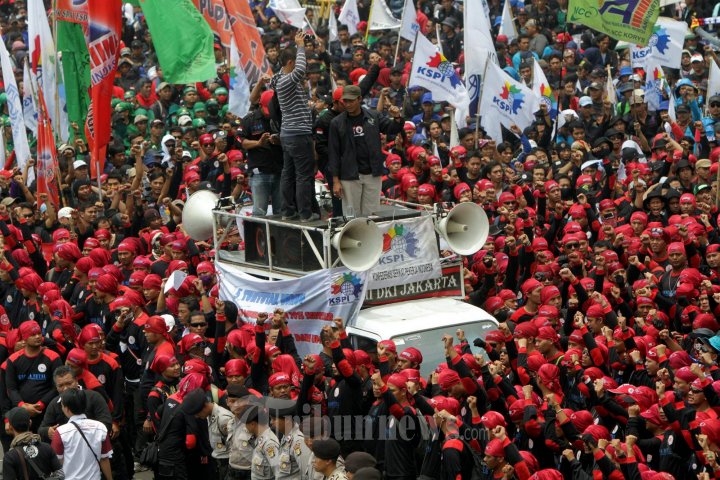 Unjuk Rasa Buruh Tuntut Kenaikan Upah
