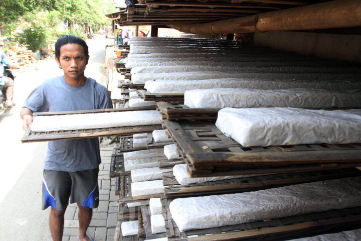 Pengrajin Tempe Sedang Lakukan Proses Fermentasi