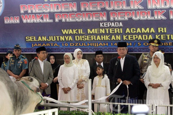 Presiden SBY dan Wapres Boediono Serahkan Hewan Kurban