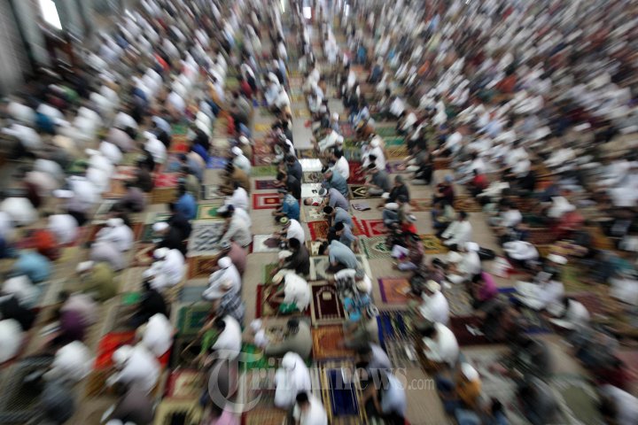 Umat Muslim Lakukan Shalat Idul Adha 1435 H