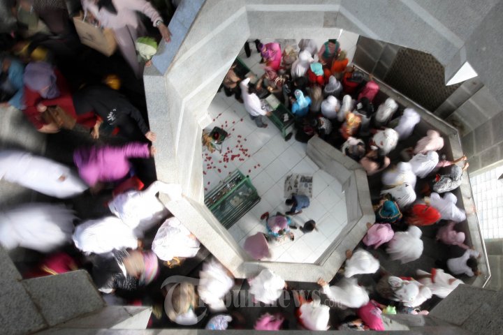 Umat Muslim Lakukan Shalat Idul Adha 1435 H
