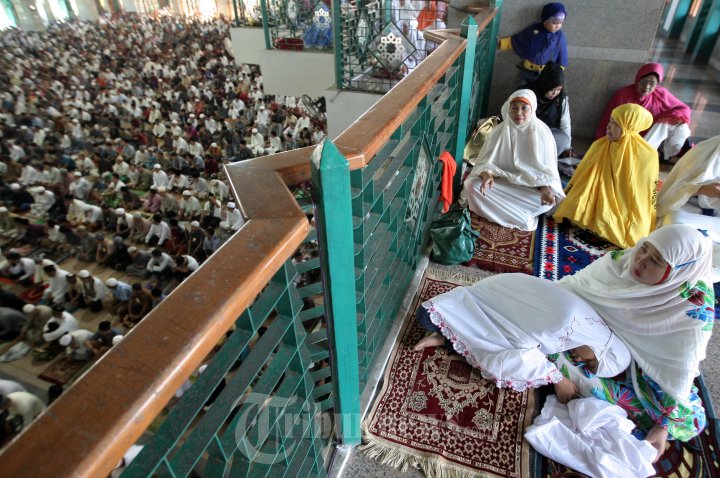 Umat Muslim Lakukan Shalat Idul Adha 1435 H