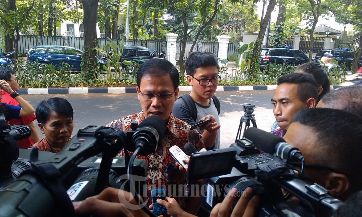 Ahmad Basarah Jawab Pertanyaan Wartawan
