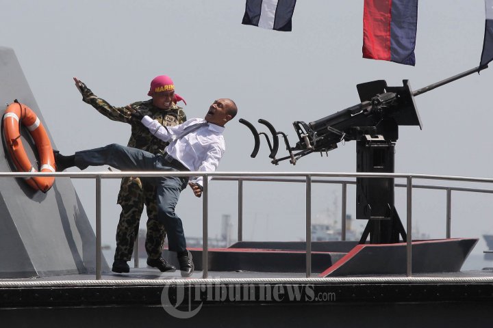 Anggota Marinir Lumpuhkan Pelaku Teror