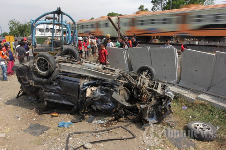 Mobil Tertabrak Kereta Lima Penumpang Tewas