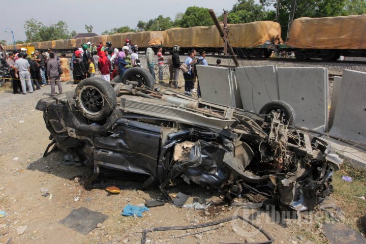 Mobil Tertabrak Kereta Lima Penumpang Tewas