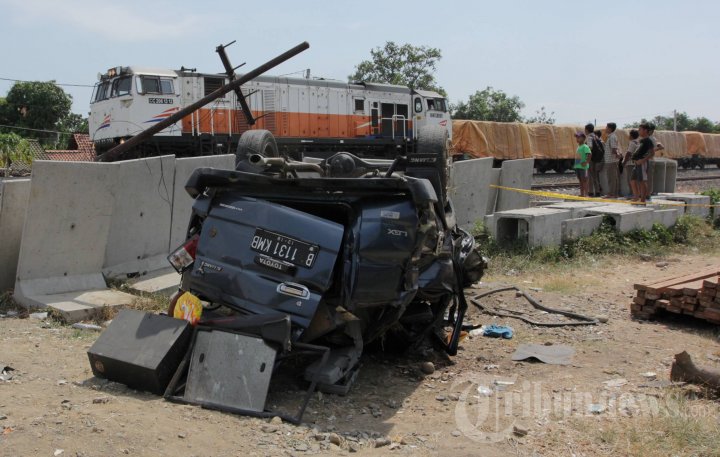Mobil Tertabrak Kereta Lima Penumpang Tewas