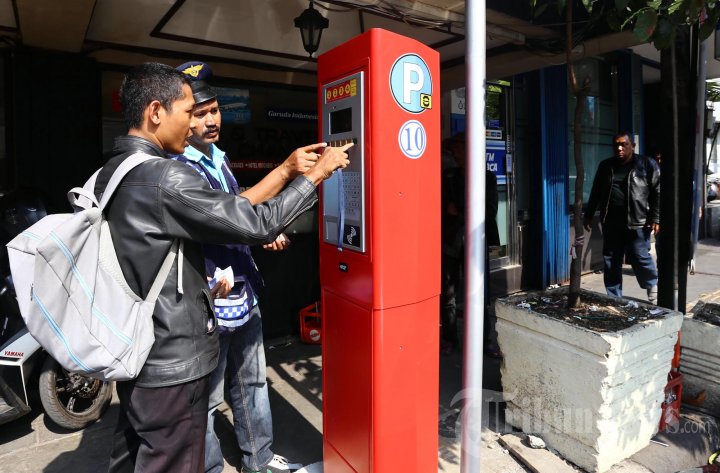 Warga Bingung Gunakan Mesin Parkir Meter