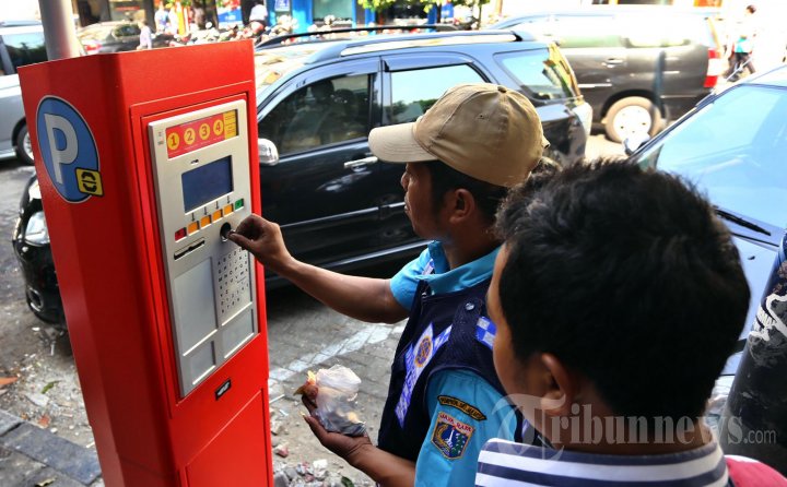 Warga Bingung Gunakan Mesin Parkir Meter
