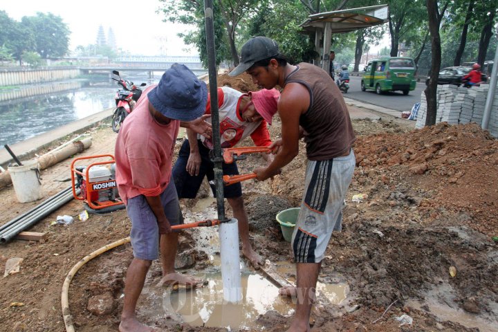 Membuat Sumur Pompa di Jalur Hijau Kali Mookervaart
