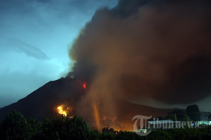 Gunung Sinabung Masih Terus Erupsi