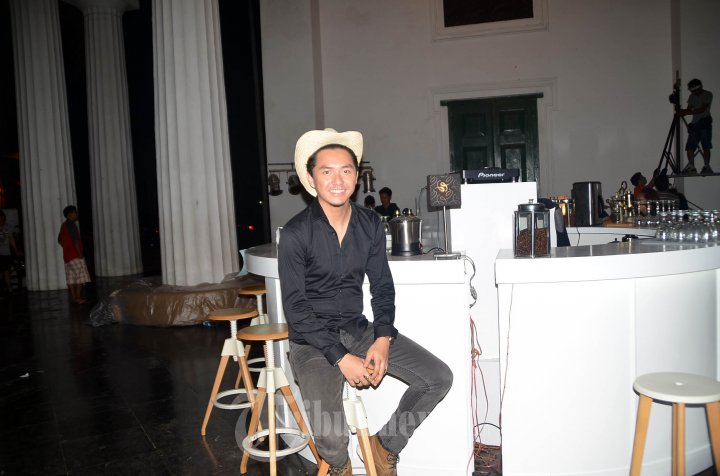 HIJAB - Ananda Omesh, pada saat syuting film Hijab di Museum Fatahillah, Jakarta Barat, Senin (13/10). Flm drama remaja yang mengisahkan tentang oerjalanan gadis berhijab. 