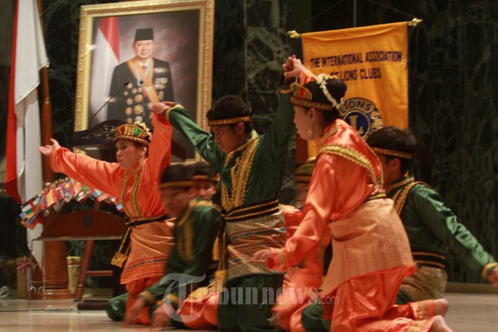 Tari Saman Tuna Netra Peringati Hari Tongkat Putih