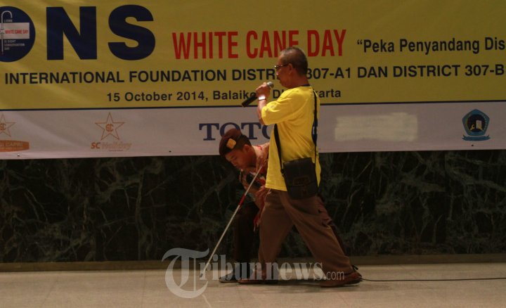 Tari Saman Tuna Netra Peringati Hari Tongkat Putih