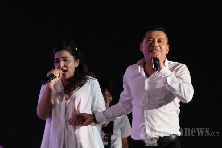 Pasangan penyanyi, Anang Hermansyah dan Ashanty tampil dalam acara konser Syukuran Rakyat Salam 3 Jari di pelataran Monumen Nasional (Monas), Jakarta Pusat, Senin (20/10/2014). Konser yang melibatkan ratusan artis tersebut digelar sebagai wujud rasa syukur atas terpilih dan dilantiknya Joko Widodo-Jusuf Kalla (Jokowi-JK) sebagai Presiden-Wakil Presiden RI. 