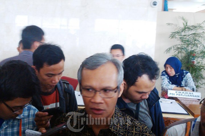 Politisi PDIP Aria Bima, dihadang awak media disela rapat paripurna, di Gedung DPR, Jakarta, Selasa (28/10/2014). 