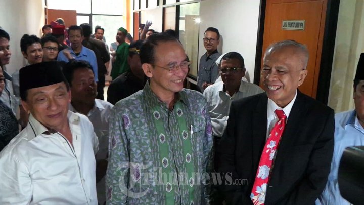 3 Tersangka Kasus Berbeda Foto Bersama Sebelum Sidang