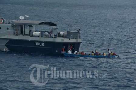 348 Masyarakat Pulau Liran Mendapat Pengobatan di KRI Soeharso