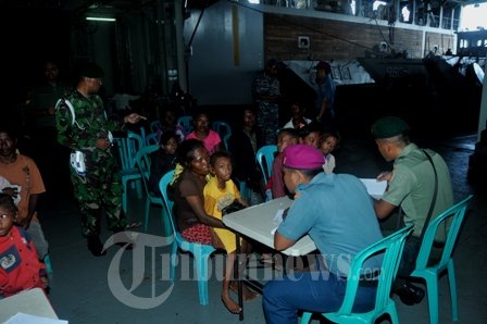 348 Masyarakat Pulau Liran Mendapat Pengobatan di KRI Soeharso