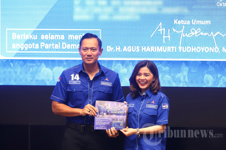 AHY Serahkan KTA Partai Demokrat kepada Anggota Baru