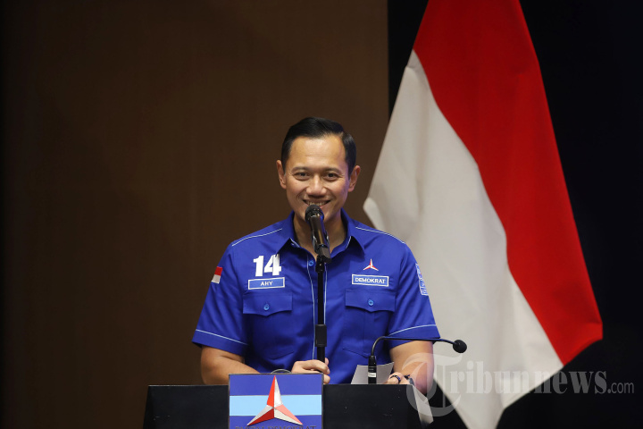 AHY Serahkan KTA Partai Demokrat kepada Anggota Baru