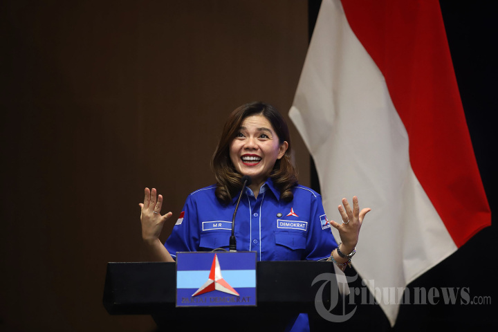 AHY Serahkan KTA Partai Demokrat kepada Anggota Baru
