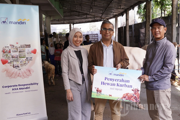 AXA Mandiri Serahkan Hewan Kurban dan Gelar Donor Darah