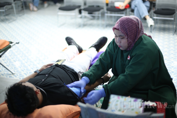 AXA Mandiri Serahkan Hewan Kurban dan Gelar Donor Darah