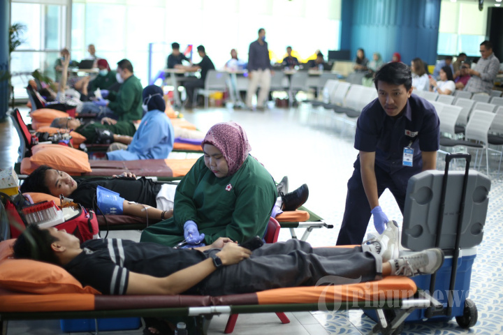 AXA Mandiri Serahkan Hewan Kurban dan Gelar Donor Darah
